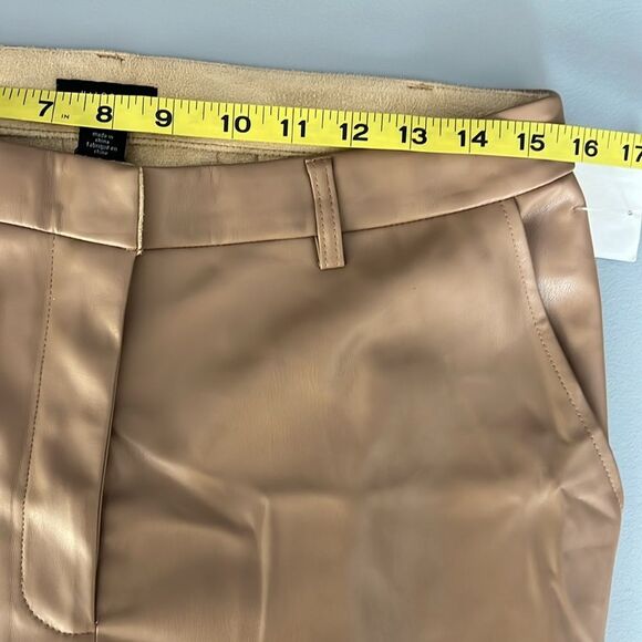 018 New Halogen® Wide Leg Faux Leather Cargo Pants
Size M - Picture 10 of 12